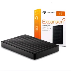 Disque dur externe Seagate 1TB utilisé pour stocker et sauvegarder des fichiers numériques.